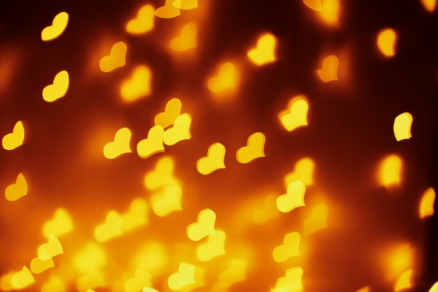 Fondo abstracto con luces doradas borrosas en forma de corazón. Concepto de día de San Valentín