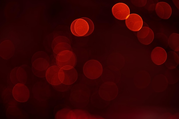 Fondo abstracto de luces rojas. Luces defocused coloridas. Luces brillantes borrosas sobre fondo oscuro.