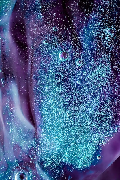 Fondo abstracto morado líquido pintura salpicadura remolino patrón y gotas de agua gel de belleza y cosmética ...