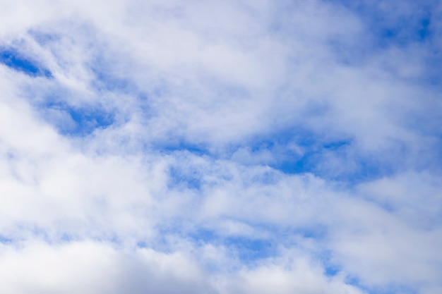 Fondo abstracto natural cielo azul y nubes blancas