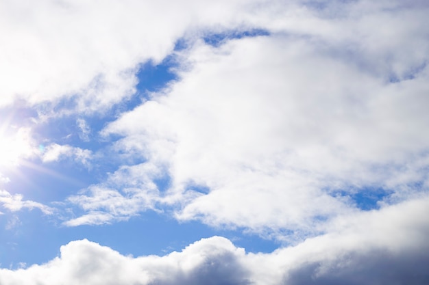 Fondo abstracto natural cielo azul y nubes blancas