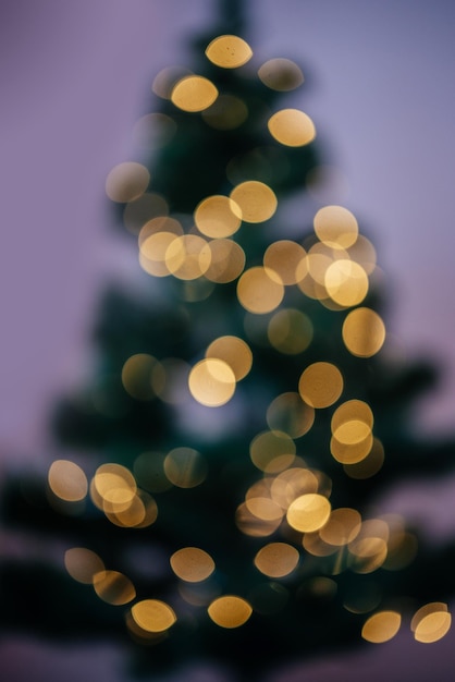 Fondo abstracto de Navidad con árbol de Navidad borroso y luces de Navidad bokeh