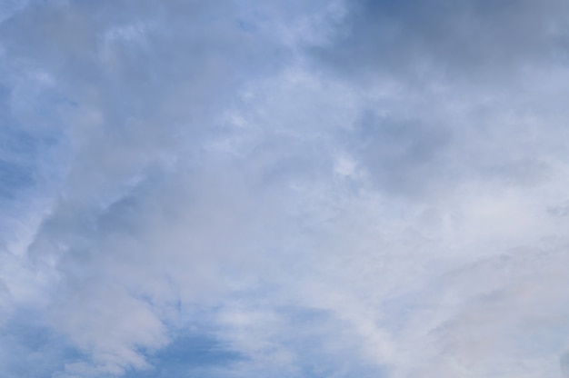 Fondo abstracto de nubes blancas mullidas en un cielo azul brillante. Foto de alta calidad