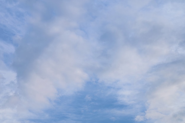 Fondo abstracto de nubes blancas mullidas en un cielo azul brillante.