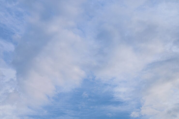 Fondo abstracto de nubes blancas mullidas en un cielo azul brillante.