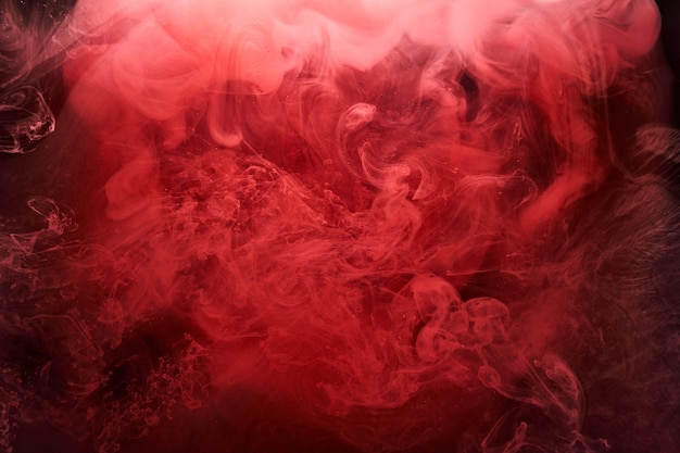 Fondo abstracto del océano rojo, pinturas rubí en el agua, papel tapiz escarlata humo brillante vibrante