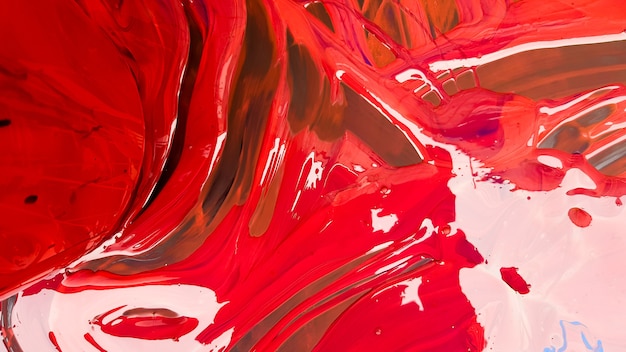 Fondo abstracto de pintura roja derramada con cubos sobre un fondo negro. La pintura roja se vierte sobre un fondo negro. Úselo para un artista o concepto creativo. pinturas derramadas fondo de color rojo.