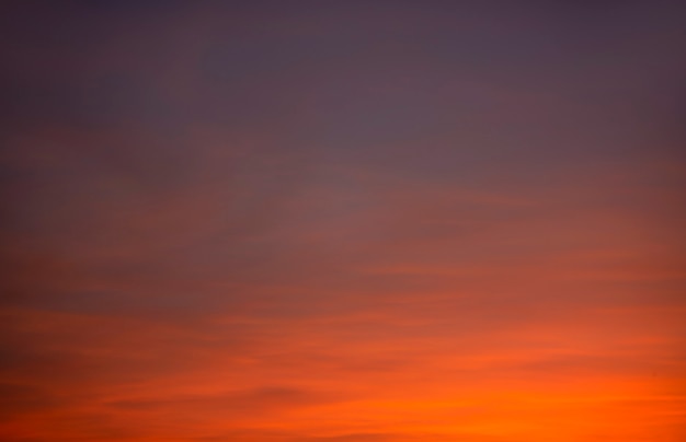 Este fondo abstracto de puesta de sol naranja púrpura es ideal como fondo en una producción impresa, publicidad o diseño.