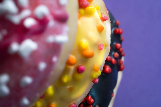 Foto fondo abstracto con rosquillas coloridas helado y salpicaduras