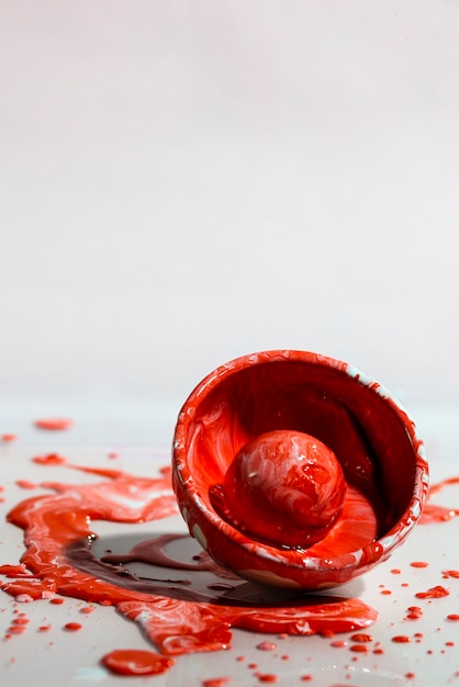 Foto fondo abstracto con salpicaduras de pintura roja y copa
