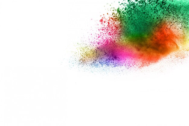 Fondo abstracto de salpicaduras de polvo. Explosión colorida del polvo en el fondo blanco.