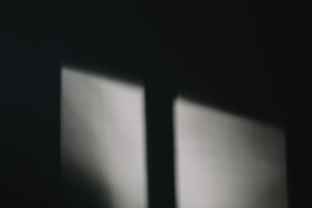 Fondo abstracto con sombra de ventana y luz solar en maqueta de pared de hormigón gris para presentación sc