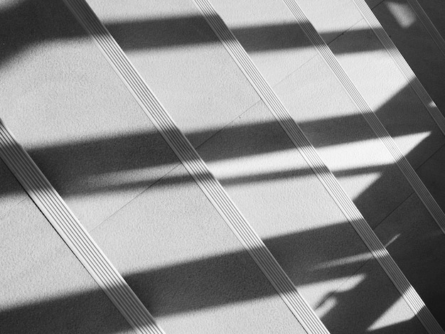 Fondo abstracto de sombras de la ventana en la escalera. - monocromo