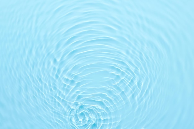 Fondo abstracto de la superficie azul del agua Olas y ondas de crema hidratante cosmética con burbujas