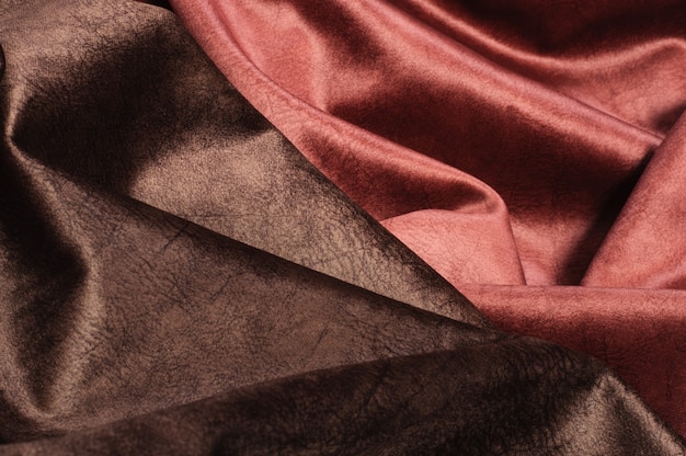 Fondo abstracto de tela roja y marrón satinada brillante de lujo