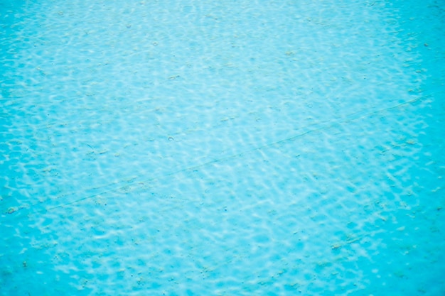 Fondo abstracto y textura Ondas en agua clara Azulejo azul de cerámica Limpieza de la piscina