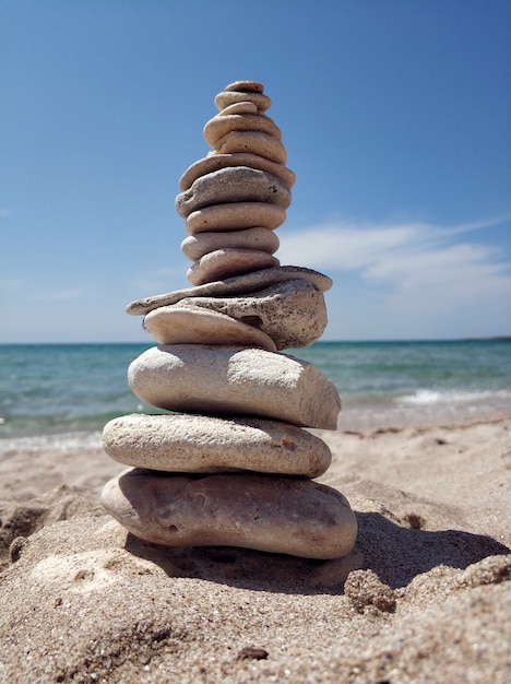 Fondo abstracto. Torre de piedra en una playa de guijarros