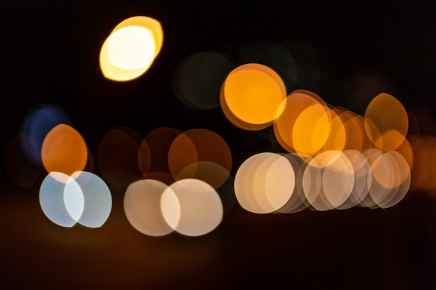 Fondo abstracto. Tráfico borroso y luces de la ciudad bokeh