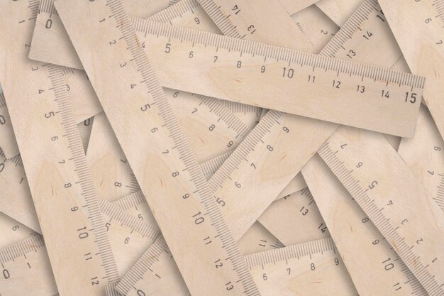 Fondo abstracto de variedad de reglas de medición escolares de madera