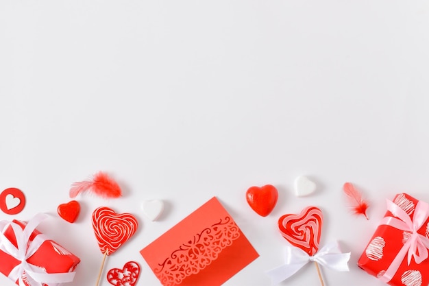 Fondo con accesorios rojos para una pancarta festiva del Día de San Valentín para el 14 de febrero Tarjeta de felicitación del Día de San Valentín Espacio de copia Vista superior plana