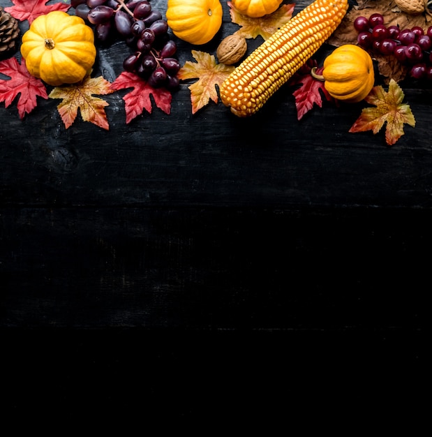 Fondo de acción de gracias con frutas y verduras en madera en otoño y temporada de cosecha de otoño. Copiar espacio para texto.