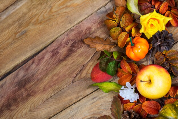 Fondo de acción de gracias con hojas de otoño rojas, verdes y amarillas, espacio de copia