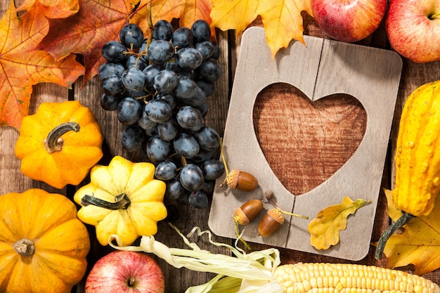 Fondo de acción de gracias de otoño con marco en forma de corazón