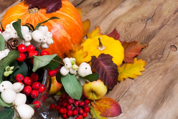 Fondo de acción de gracias con snowberry, calabaza, manzana y calabaza amarilla