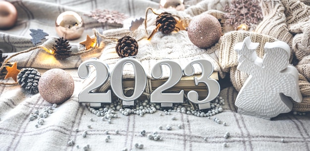 Fondo acogedor navideño con números 2023 y detalles de decoración