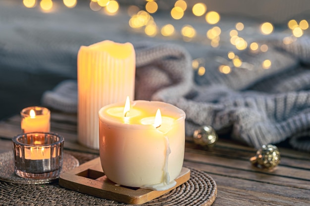 Fondo acogedor con velas encendidas y elemento de punto