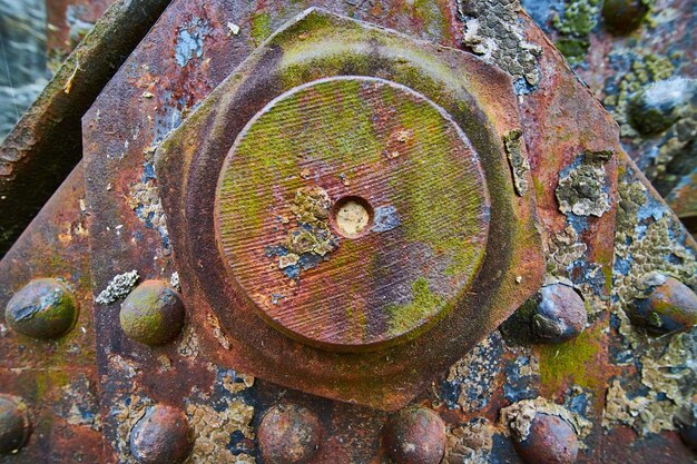 Fondo de activos de la industria perno de metal oxidado con remaches y pelado derrame de aceite de metal corroído de color