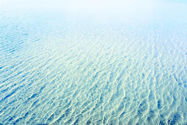 Fondo de acuarela Limpiar agua azul y olas azules en un lago de río de mar en tiempo soleado de piscina