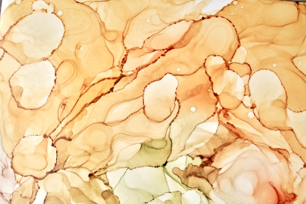 Fondo acuarela verde ocre abstracto. Manchas de pintura amarillo naranja marrón y manchas en el agua, papel tapiz de arte líquido líquido de lujo, mezcla de colores otoñales