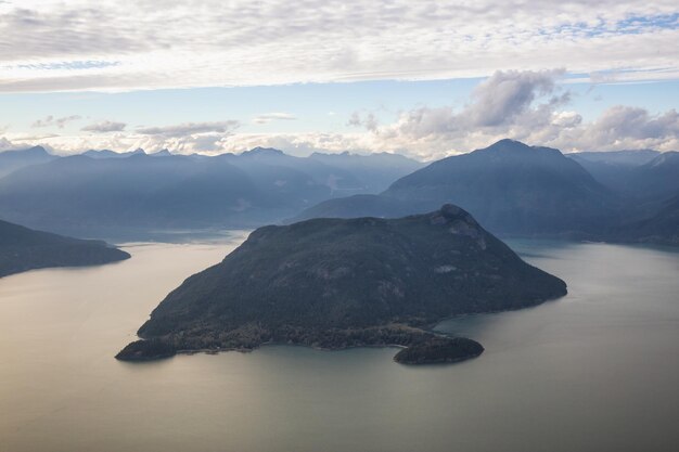 Fondo aéreo del paisaje de la montaña de la naturaleza canadiense