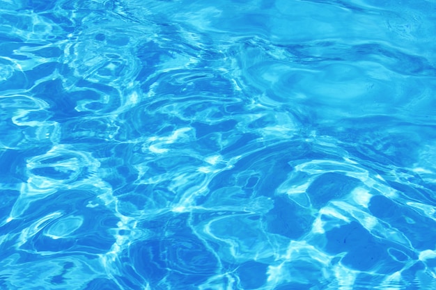 Foto fondo de agua azul ondulada limpia en la piscina de un hotel