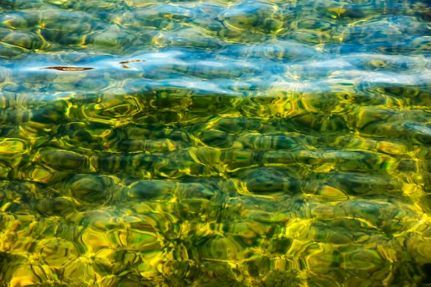 Fondo del agua del lago Traunsee en la zona costera Textura colorida de las piedras bajo el agua