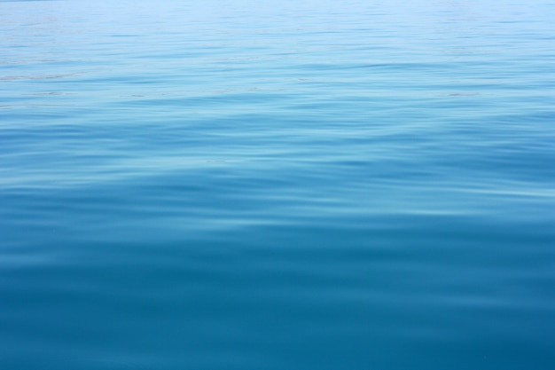 Fondo de agua de mar azul natural abstracto
