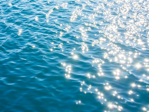 Fondo de agua de mar azul con ondas y sol