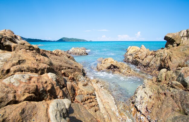 Fondo de agua de mar azul de playa de roca