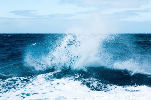 Fondo de agua de mar con espuma Salpicaduras de agua de mar No es una calma