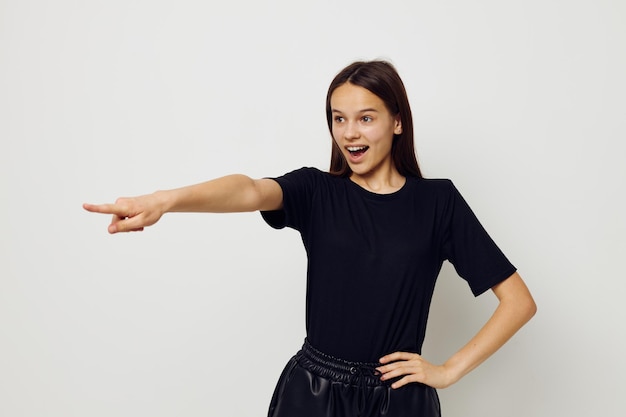 Fondo aislado de la emoción de la camiseta negra del pelo largo de la mujer hermosa joven