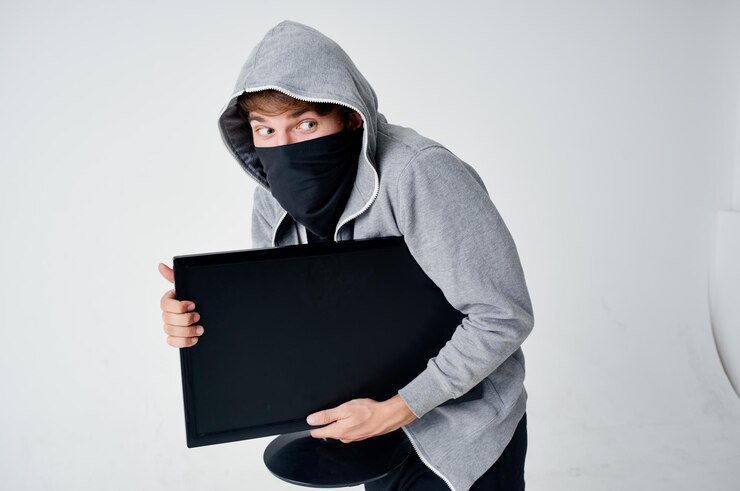 Foto fondo aislado de seguridad de tecnología de piratería de cabeza encapuchada ladrón masculino