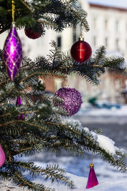 Fondo al aire libre de vacaciones de Navidad y año nuevo con ramas de abeto y decoraciones festivas