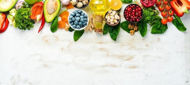 Fondo de alimentos Alimentos saludables para humanos verduras frutas pescado carne nueces y verduras sobre un fondo blanco de madera Vista superior Espacio de copia libre