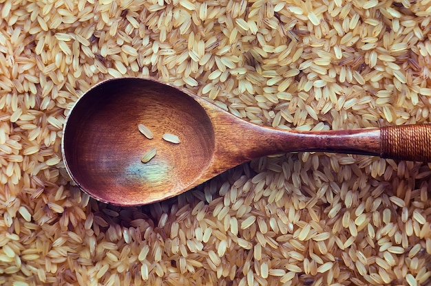 fondo de alimentos arroz integral en una cuchara de madera vista superior de primer plano Comida barata para las regiones hambrientas y pobres del sudeste asiático