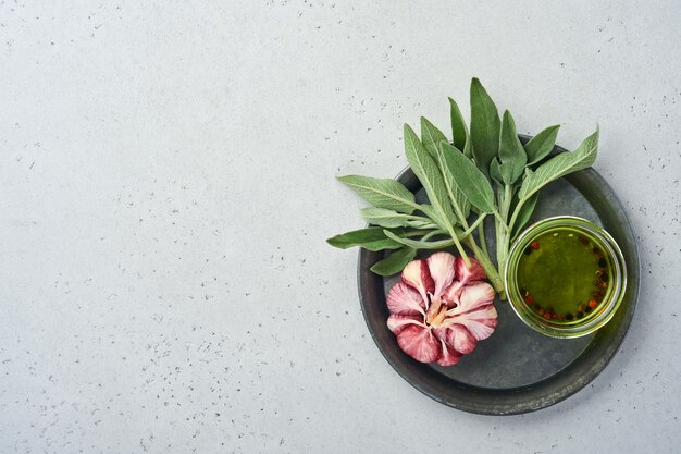 Fondo de alimentos. Especias, hierbas, hoja de salvia, pimiento multicolor y utensilios de cocina. Vista superior. Espacio para tu texto. Estilo rústico.