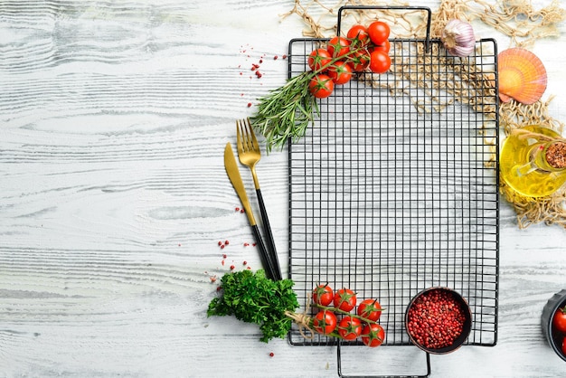 Fondo de alimentos. Fondo blanco culinario con especias, hierbas y verduras. Vista superior. Endecha plana.