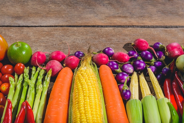 Fondo de alimentos frescos sabrosos y saludables vegetales varis están en la mesa de madera