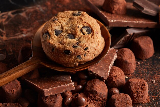 Fondo de alimentos de galletas de chispas de chocolate, dulces y cacao en polvo