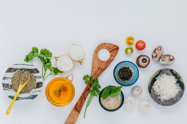 Fondo de alimentos con hierbas frescas sobre fondo blanco de madera